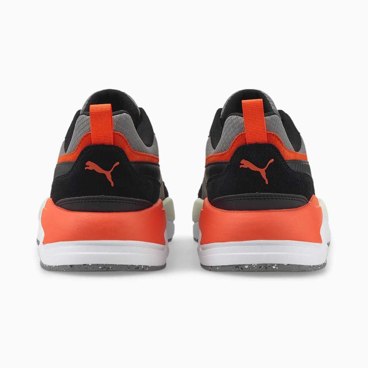 tenis puma negros con naranja